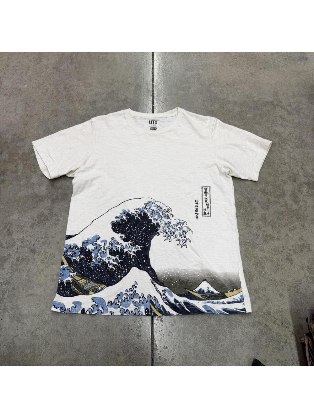 vintage uniqlo hokusai blue wave japenese art white shirt size large